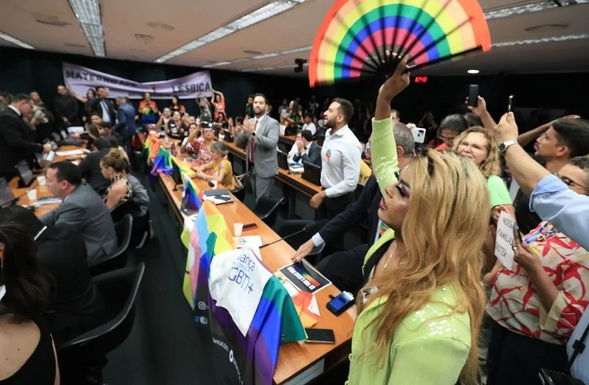 Casamento LGBT+: comissão adia votação após forte pressão social contra proibição