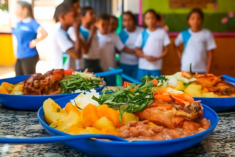 Descaso e negligência do governo pernambucano com a alimentação escolar do estado