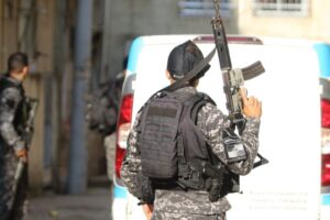 Policial militar armado durante operação na favela da Maré, no Rio de Janeiro, Brasil.