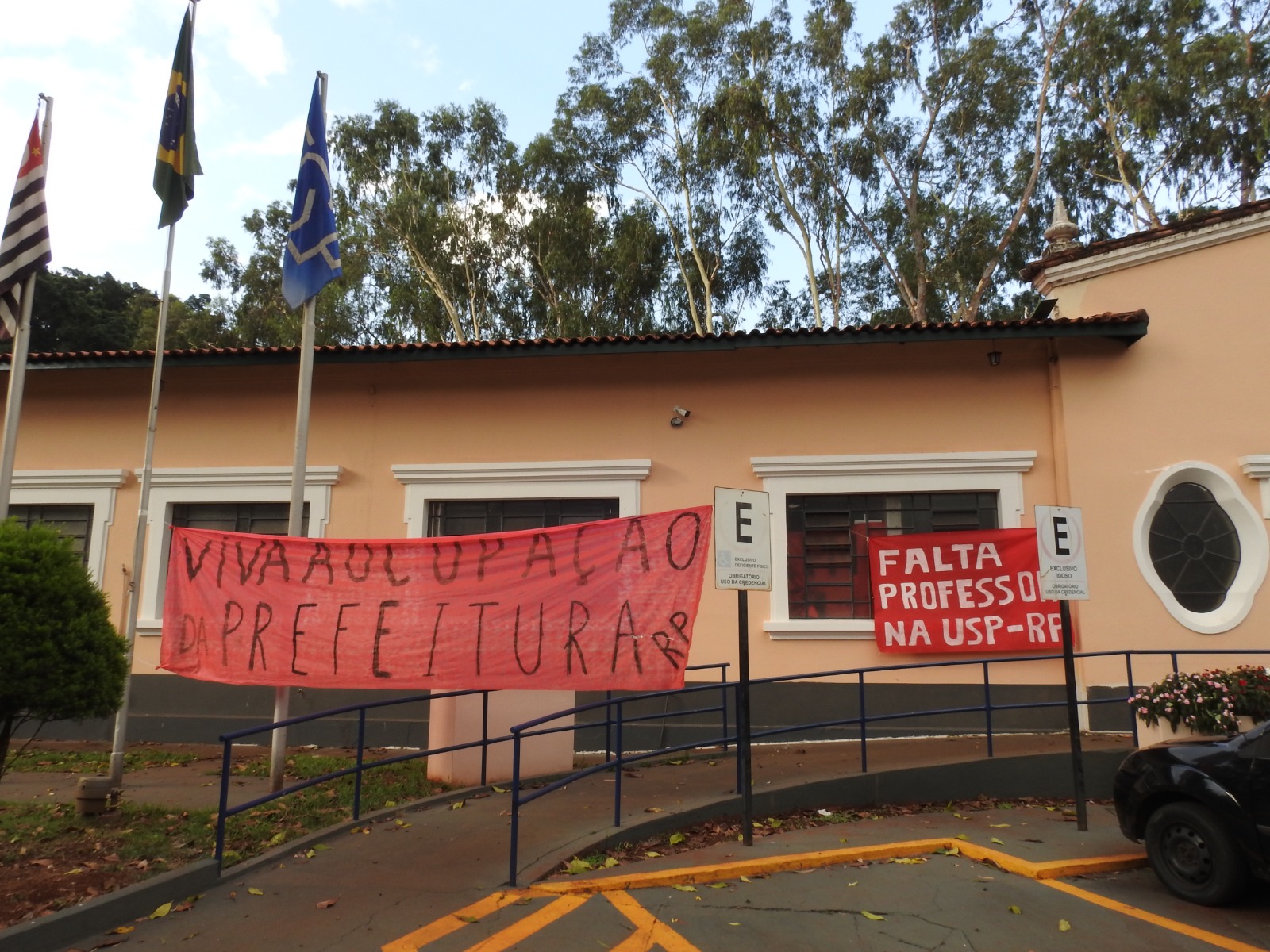 Por mais professores, estudantes mantêm ocupação da prefeitura da USP em Ribeirão Preto