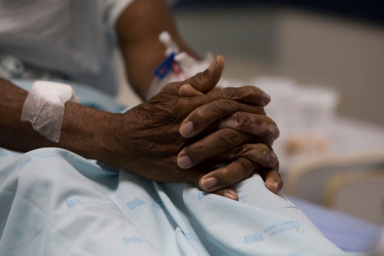 Pesquisa revela risco maior para pessoas negras em procedimentos médicos no Brasil