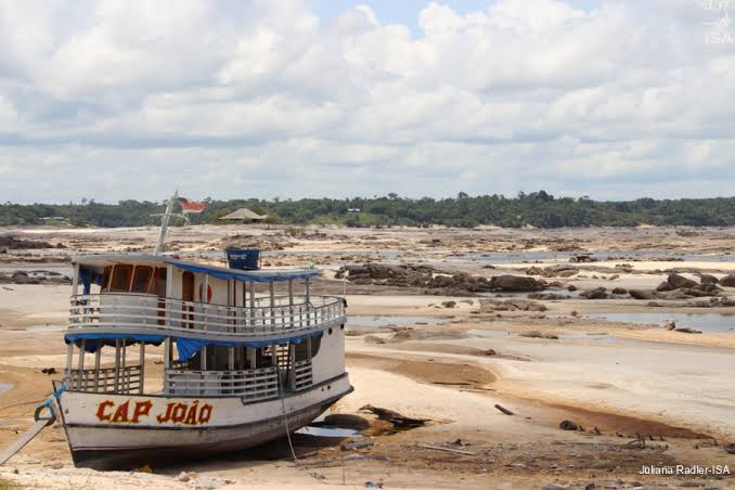 No Amazonas, Rio Negro atinge seca histórica; enchentes deixam quatro mortes em SC