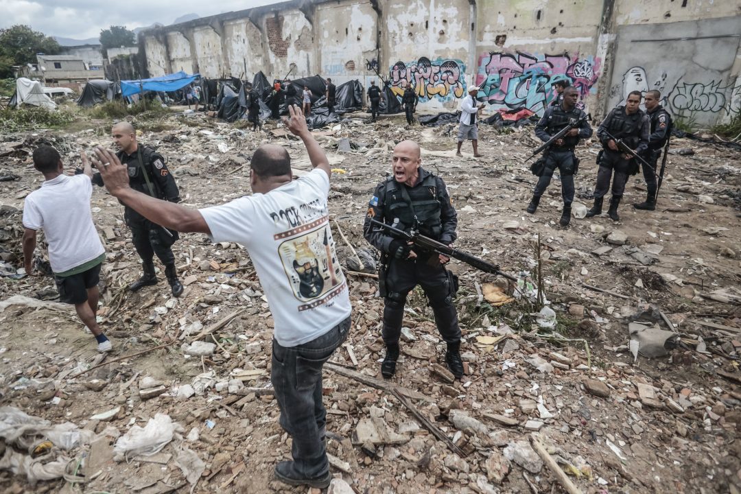 Mortes pela polícia atingem mais pessoas negras e superam percentual populacional negro em 8 estados do Brasil