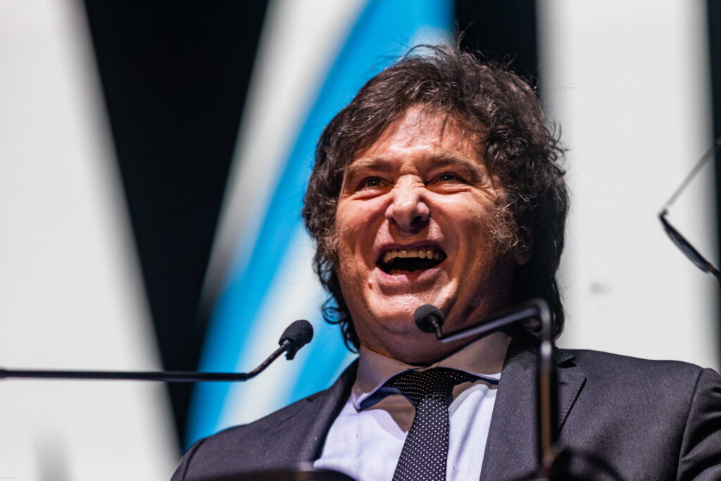 Milei é denunciado por usar recursos públicos em viagem ao Brasil para apoiar Flávio Bolsonaro