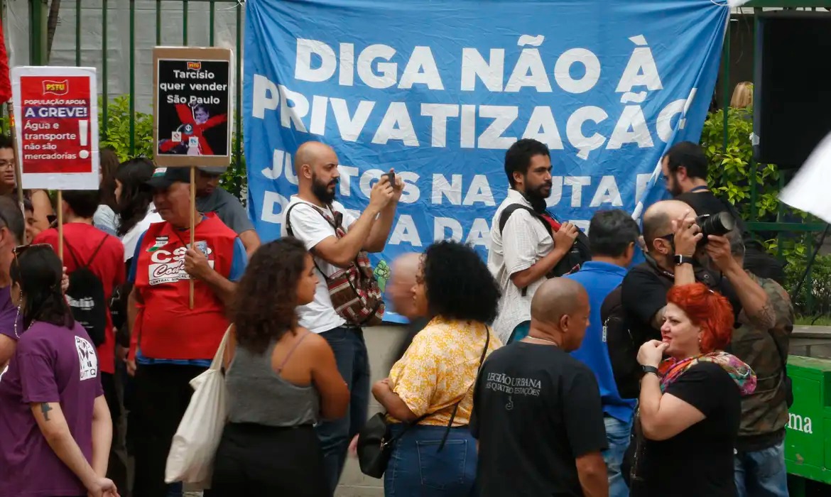 Greve une trabalhadores que paralisam em protesto contra privatizações em SP