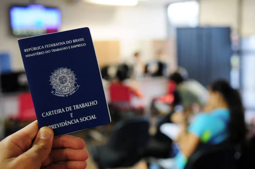 Taxa de desemprego no Brasil atinge menor nível desde 2015