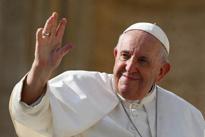 Papa Francisco aprova bênção a casais do mesmo sexo, mas mantém veto a casamentos na igreja
