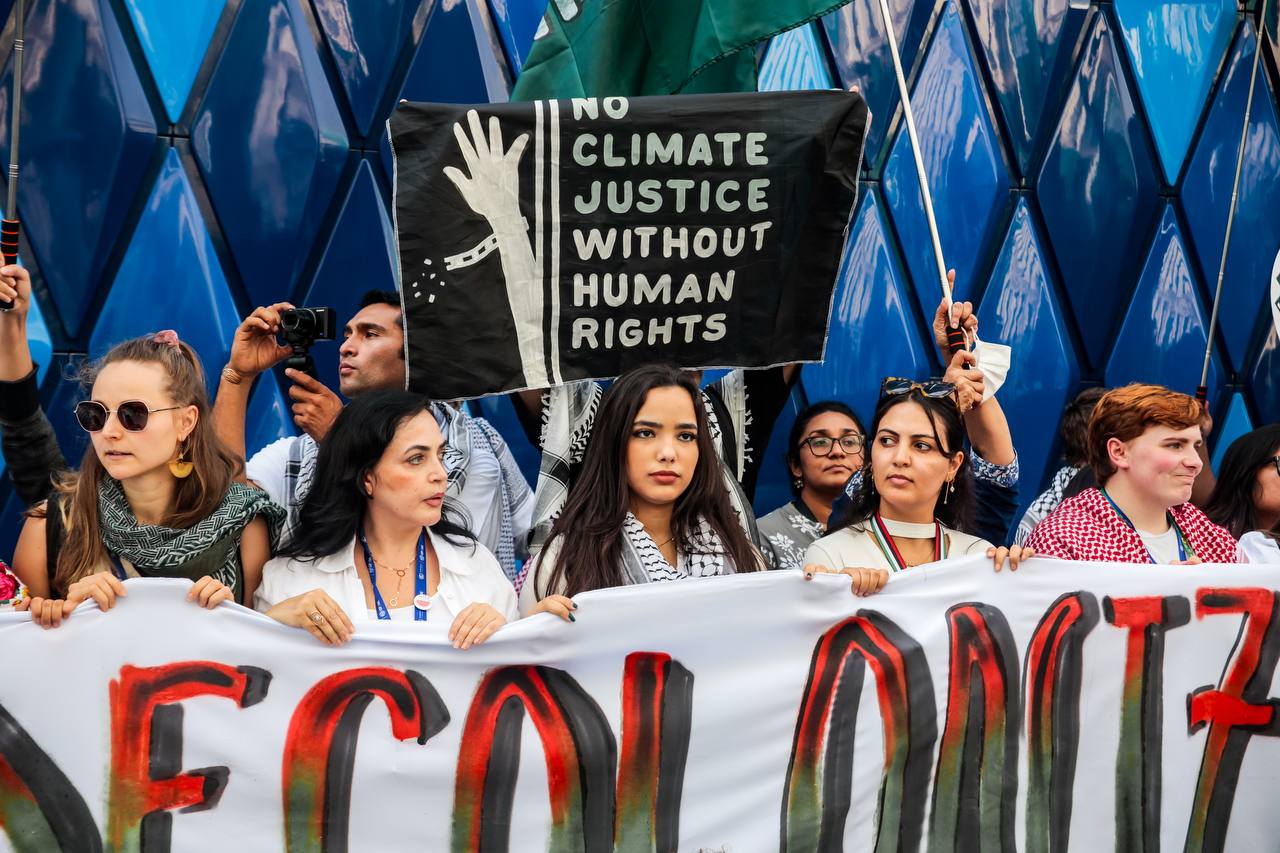 Ativistas realizam ato contra o genocídio do povo palestino durante a COP 28