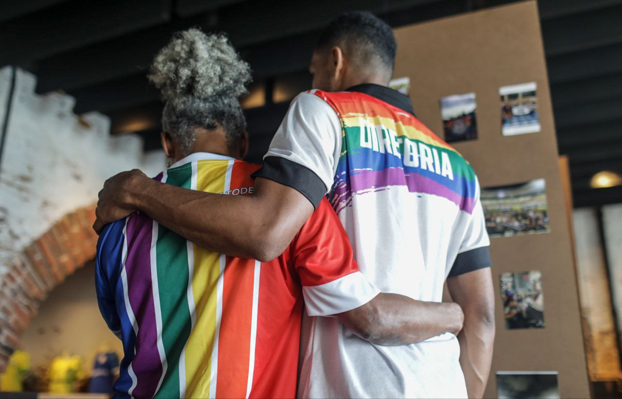 Coletivo de Torcidas Canarinhos LGBTQ+ divulga Anuário com dados sobre LGBTFOBIA no futebol brasileiro