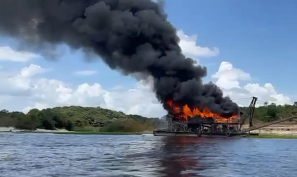 Draga de garimpo é destruída pela Polícia Federal em Manaus: “Dano ambiental irreparável”