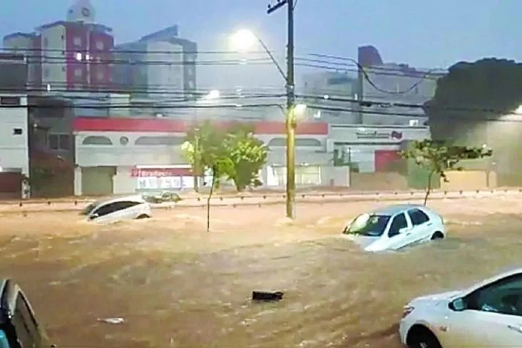 Em Belo Horizonte, moradores enfrentam enchentes e cobram Nikolas por veto a obras de proteção