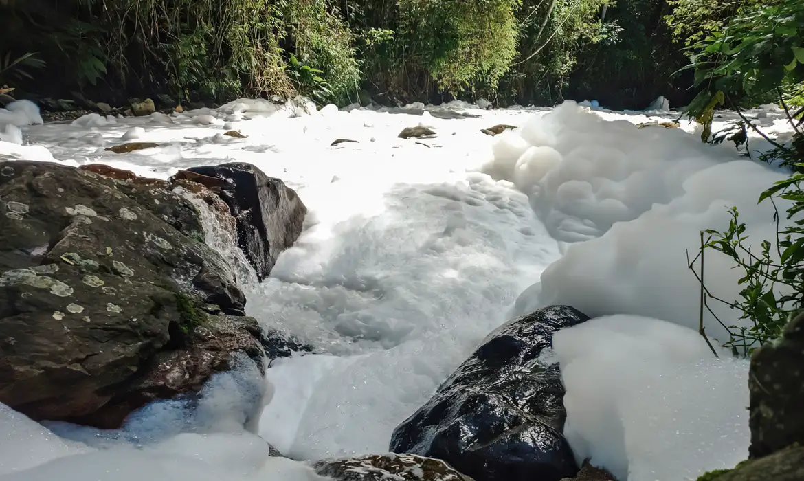 Vazamento de ácido em rio deixa 75% de cidade de Santa Catarina sem abastecimento de água