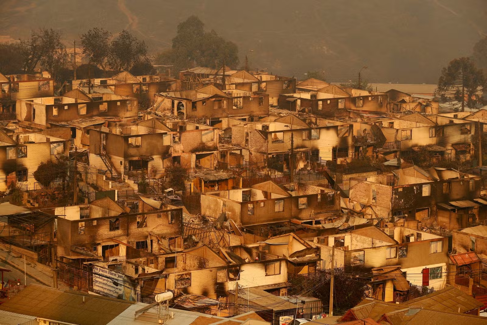 Chile decreta estado de emergência por incêndios florestais, bairros inteiros destruídos