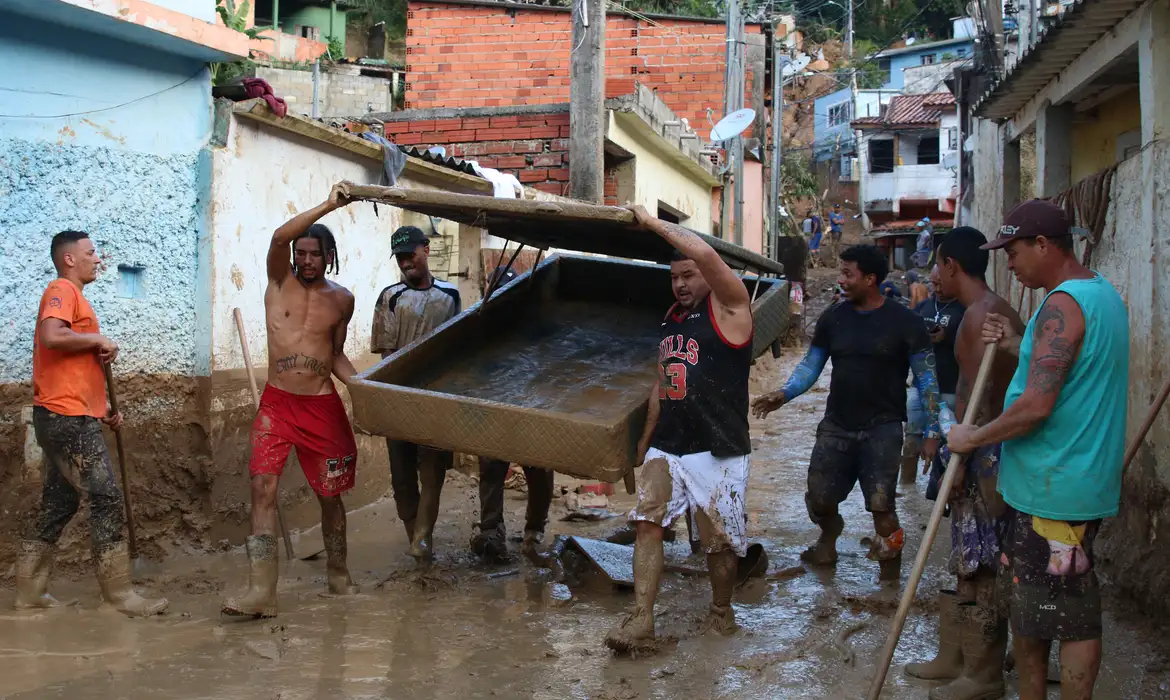 Um ano depois de 64 mortes por deslizamentos, São Sebastião segue sob risco