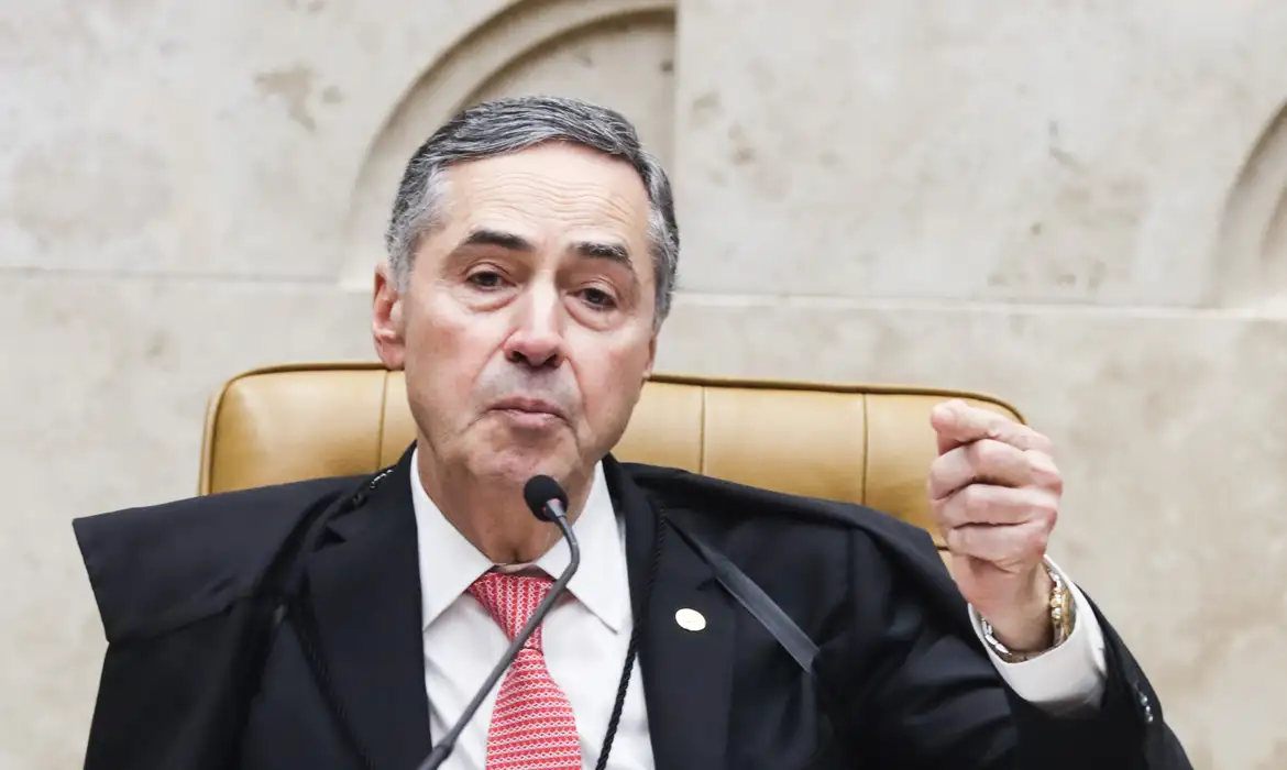 Defesa de Bolsonaro tenta afastar Moraes de processo sobre tentativa de golpe, mas Barroso nega