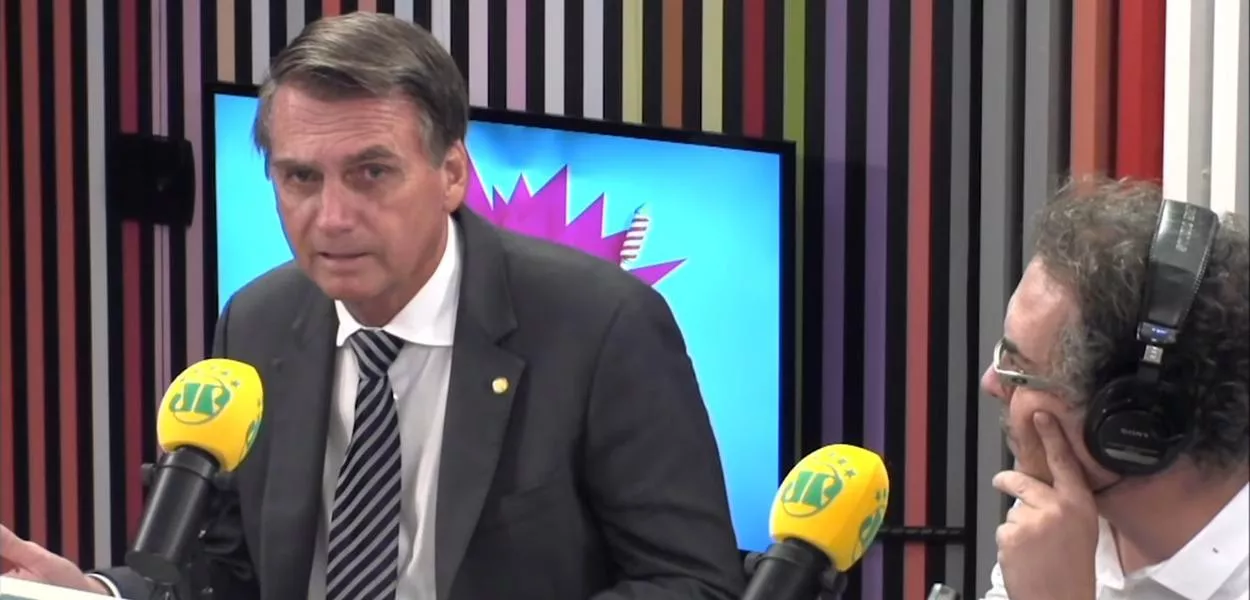 Jair Bolsonaro defendeu chefe de milícia em discurso na Câmara; Flávio Bolsonaro deu medalha