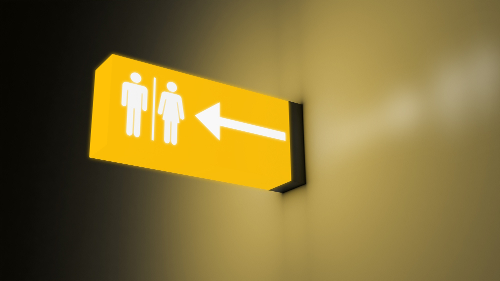 Empresa é condenada a pagar funcionária trans em R$ 25 mil por proibir o uso do banheiro feminino