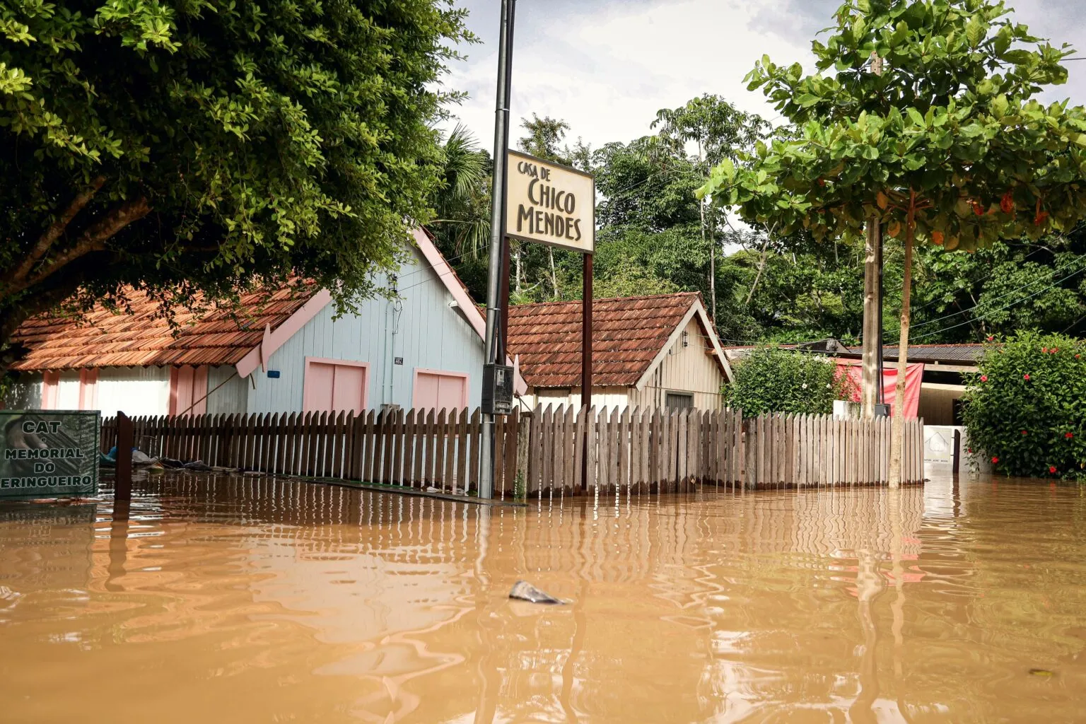 Enchentes deixam 17 mil desabrigados no Acre; casa de Chico Mendes fica debaixo d’água