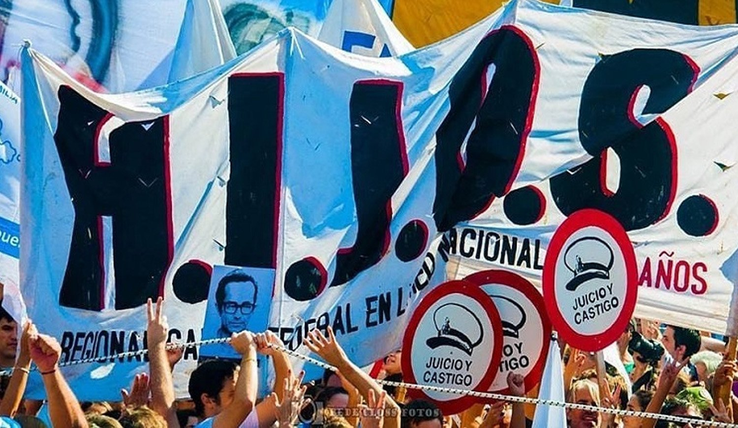 Homens invadem casa em Buenos Aires, abusam ativista e deixam slogan de Milei: “VLLC”