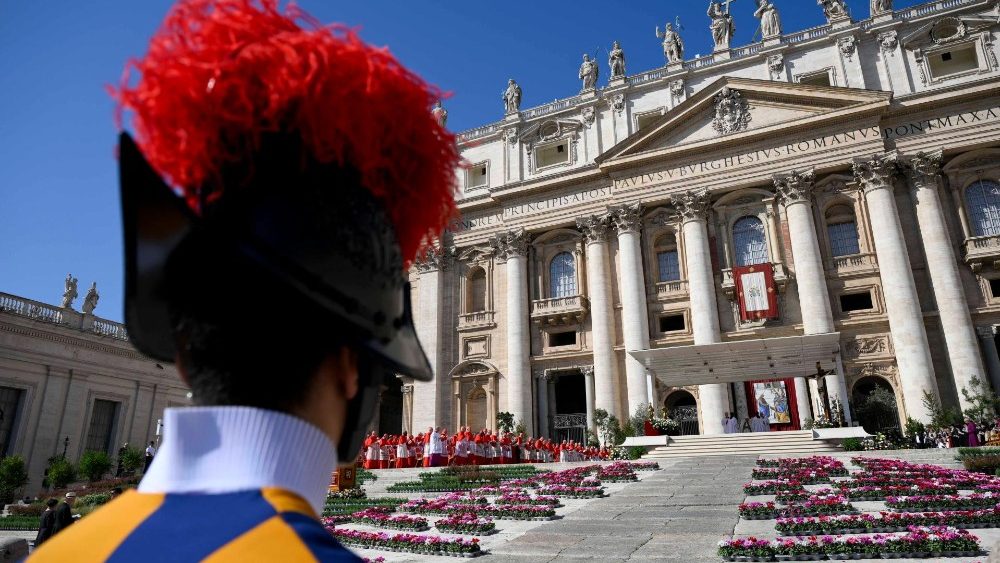 Vaticano classifica mudança de gênero como ‘ameaça à dignidade’, e católicos denunciam transfobia