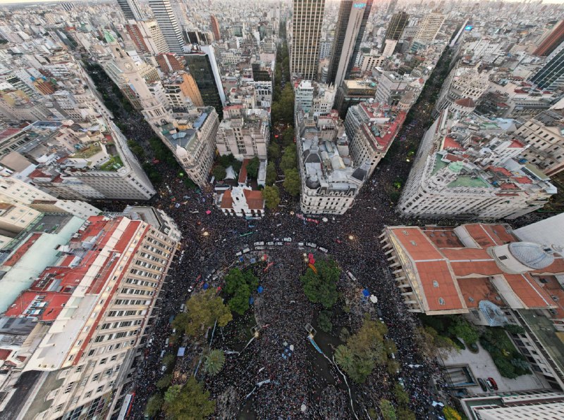 Mobilização gigantesca contra cortes de Milei nas universidades argentinas