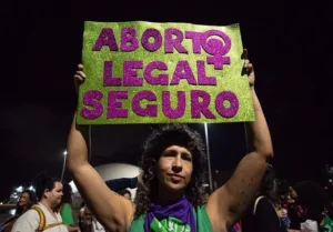 aborto legal: pessoa manifestando a favor