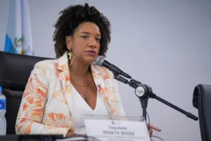 Mulher negra fala no microfone
