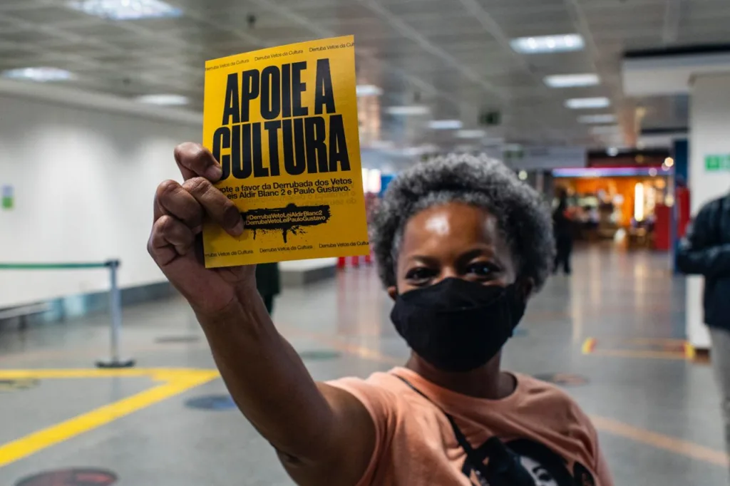 Mulher negra segura panfleto escrito Apoie a cultura