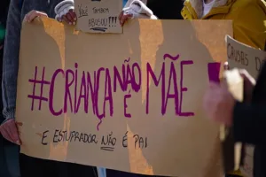 Cartaz escrito #CriançaNãoÉMãe