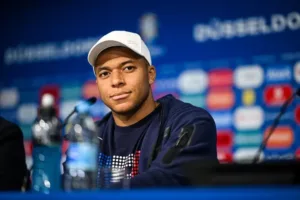 Imagem de Mbappé em coletiva de imprensa