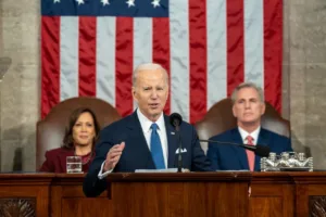 Joe Biden em frente a uma bandeira dos EUA