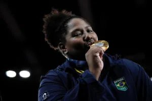 Beatriz beija medalha de ouro e dá um sorriso