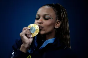 Rebeca Andrade beija medalha de ouro