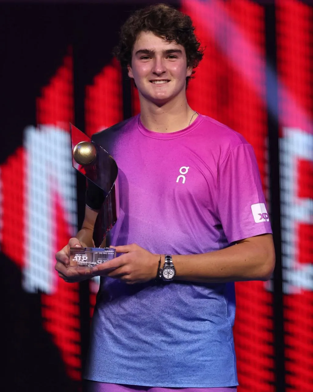 João Fonseca, de 18 anos, conquistou o título do ATP Next Gen Finals. Conheça o jovem brasileiro, que já foi número 1 juvenil e vem se destacando como uma das grandes promessas do tênis mundial.