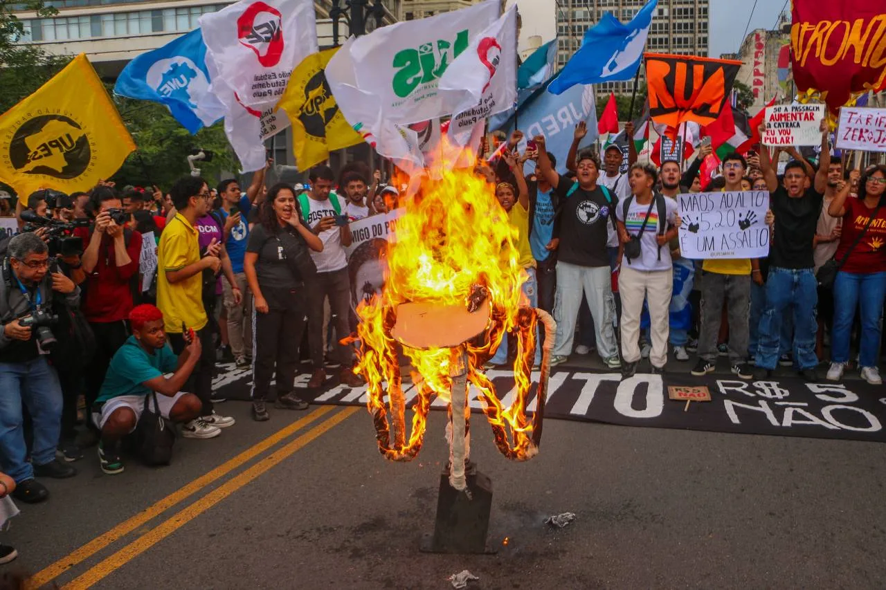 Manifestantes protestam contra aumento das passagens municipais em SP