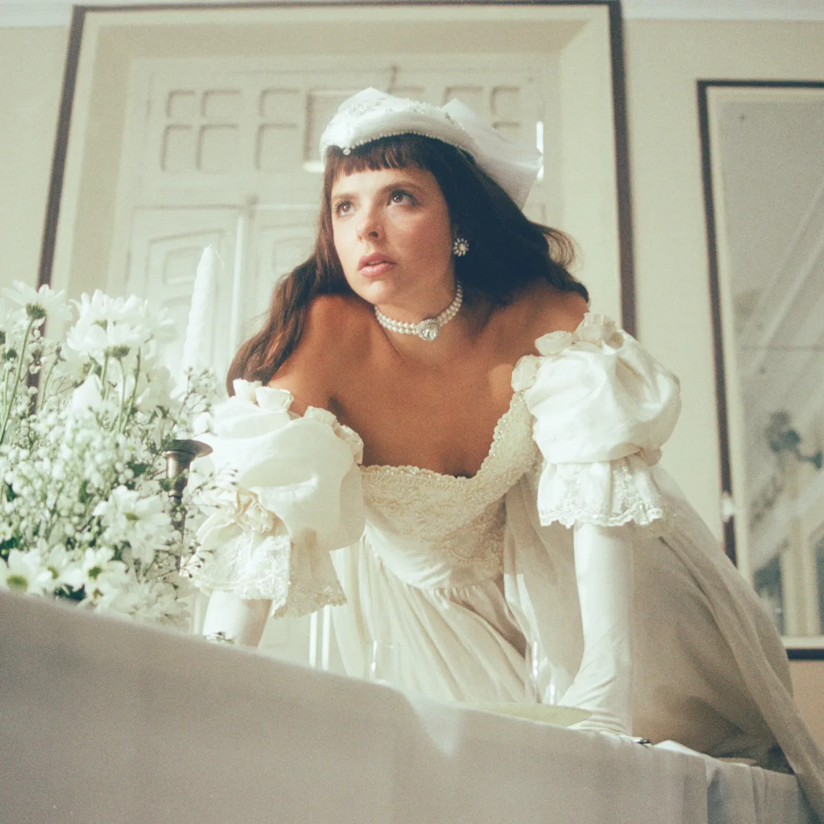 SOM Indica: Julia Mestre mergulha nos anos 80 e dá novos significados a própria obra em terceiro álbum