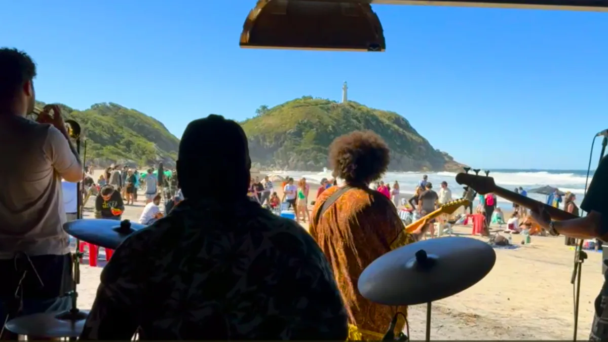 Comunidade caiçara transforma ‘mês do desgosto’ em festival de jazz sustentável