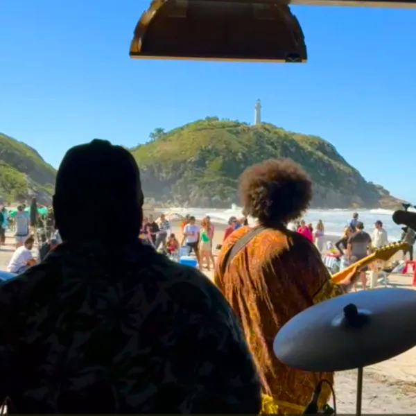 Comunidade caiçara transforma ‘mês do desgosto’ em festival de jazz sustentável