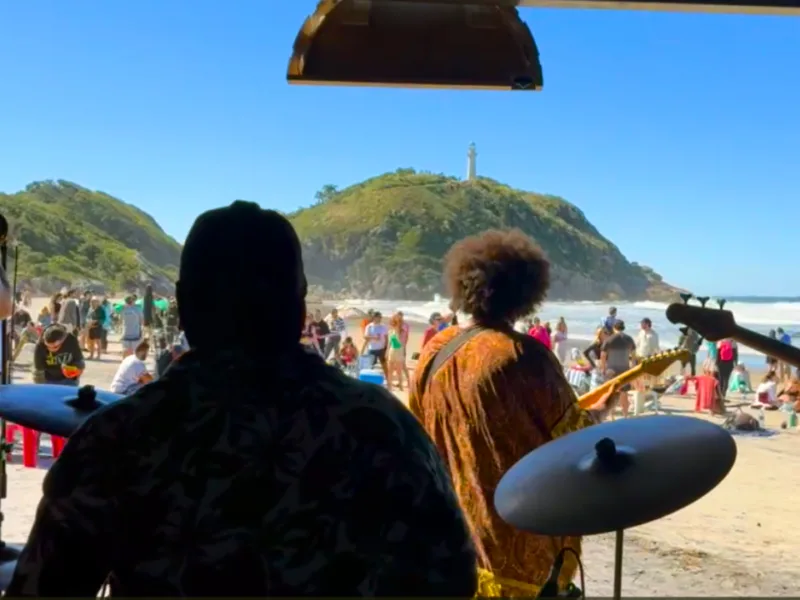 Comunidade caiçara transforma ‘mês do desgosto’ em festival de jazz sustentável