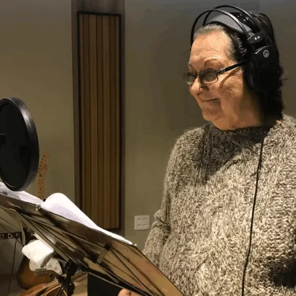 Aos 91 anos, cantora lança o primeiro álbum da sua carreira e realiza sonho interrompido