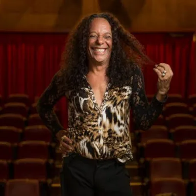 Sharlene Esse: a Primeira-dama Trans do Teatro Pernambucano revisita memórias e celebra 46 anos nos palcos