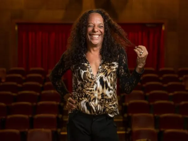 Sharlene Esse: a Primeira-dama Trans do Teatro Pernambucano revisita memórias e celebra 46 anos nos palcos