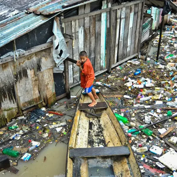 Poluição plástica na Amazônia é maior do que se estimava e ameaça populações tradicionais, diz estudo