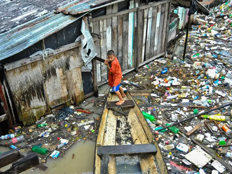 Poluição plástica na Amazônia é maior do que se estimava e ameaça populações tradicionais, diz estudo