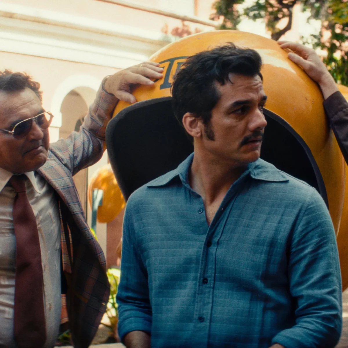 Sob as mandíbulas do medo: A pirraça submersa em ‘O Agente Secreto’, de Kleber Mendonça Filho