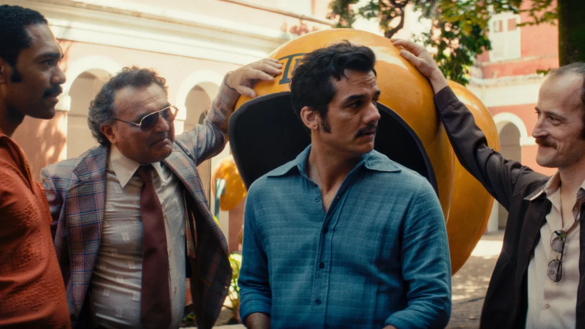 Sob as mandíbulas do medo: A pirraça submersa em ‘O Agente Secreto’, de Kleber Mendonça Filho