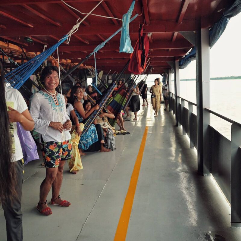 A flotilha indígena segue em viagem rumo a Manaus para levar suas reivindicações de justiça ambiental à COP30