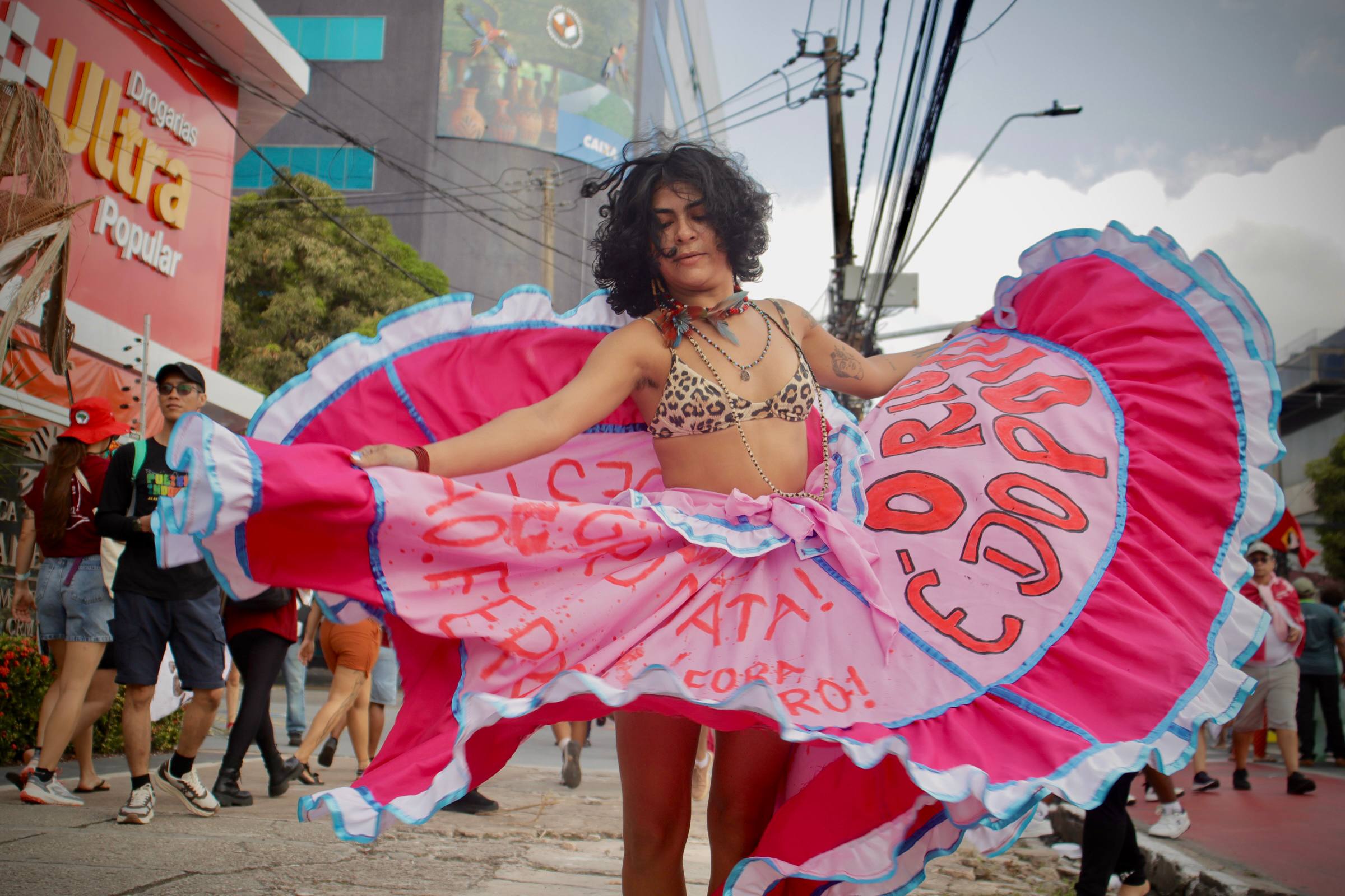 Saia-manifesto, corpo-documento: um giro que vai além das credenciais