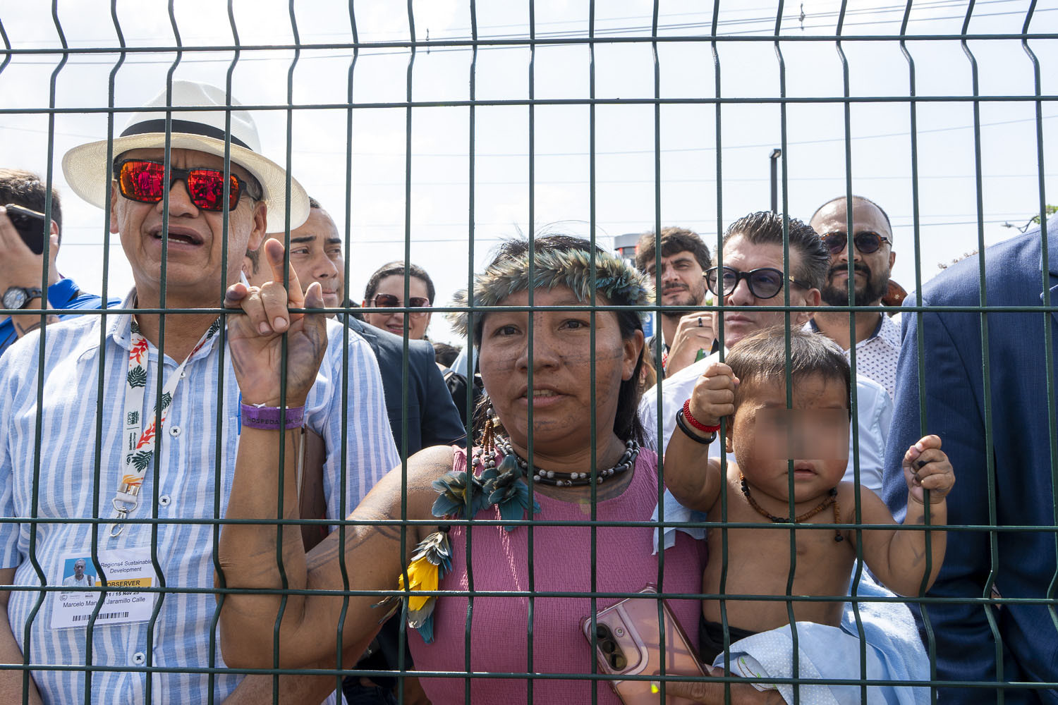 Crônica dos estilhaços da COP30: entre muros, credenciais douradas e o Brasil real