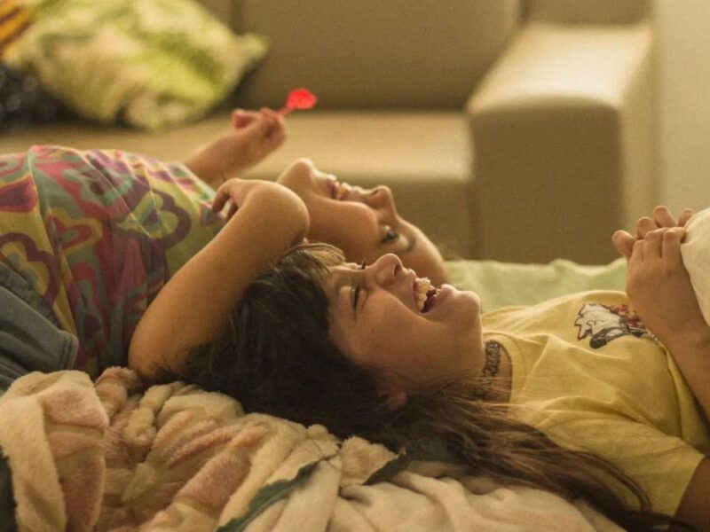 ‘A Natureza das Coisas Invisíveis’: quando duas meninas descobrem o mundo entre ternura e perda